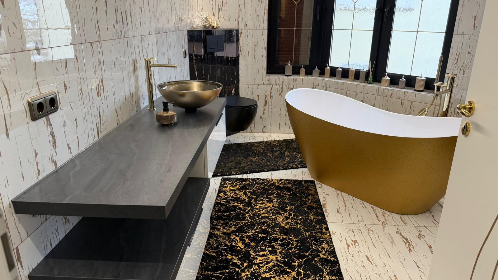 Luxusbad in Marmor und Gold