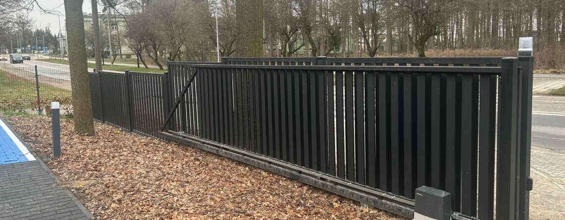 Modernes Schiebetor in Anthrazit
