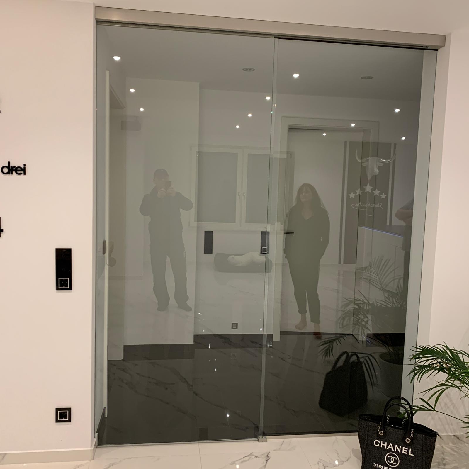 Glastüren und Treppengeländer aus Glas
