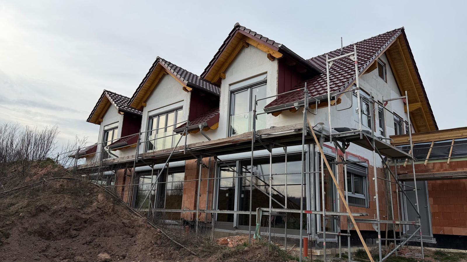 Fenstermontage mit Minikran an einem Einfamilienhaus